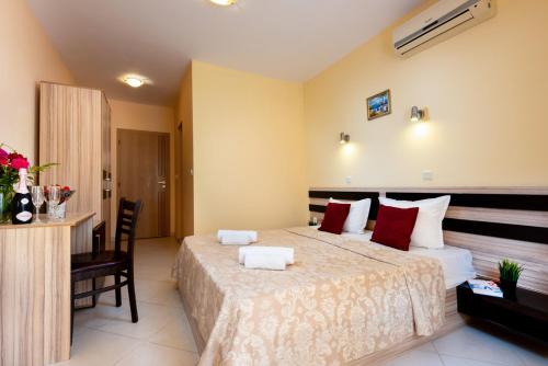 Double or Twin Room with Balcony (2 Adults) image 3