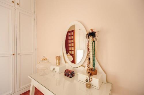 Elegant Apartment Behind the Colosseum, Roma (foto 9)