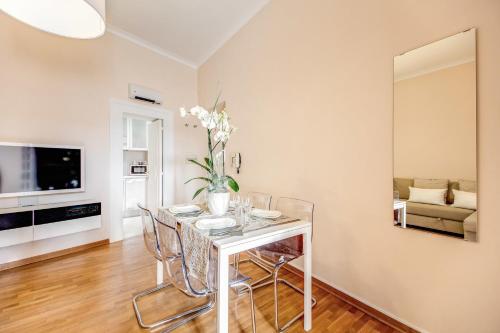 Elegant Apartment Behind the Colosseum, Roma (foto 10)