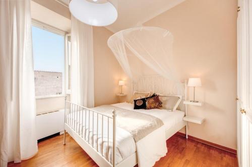 Elegant Apartment Behind the Colosseum 3