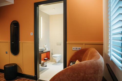 room detail thumbnail 2