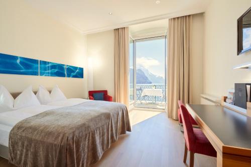 Superior Double Room with Queen-Size Bed and Lake View, with Balcony