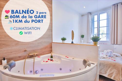 Escapade en Amoureux T2 luxueux, Love Room avec balnéo, 60m gare - hypercentre - La Porte Bleue 4