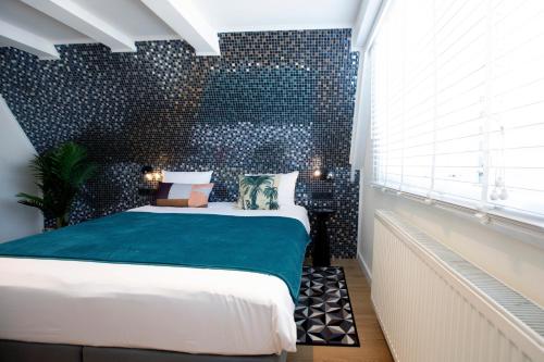 クエンティン ゴールデン ベアー ホテル