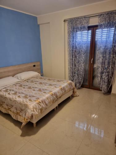 1 double bed, 2 twin beds
