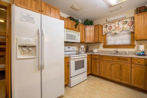 Briarstone Lodge Condo 13E in Pigeon Forge (TN)
