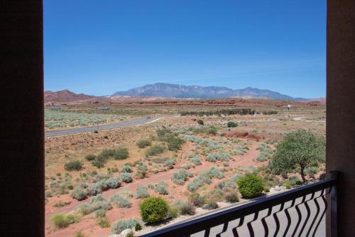 D13-Amazing Red Cliff View-Third Floor 3-bedroom Sunset View