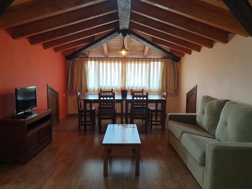 2 bedrooms, 5 beds