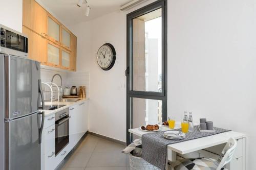 NEW 1BR Florentine nice city view with balcony