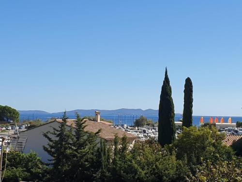 Studio Mezzanine vue port et mer - Location saisonnière - La Londe-les-Maures