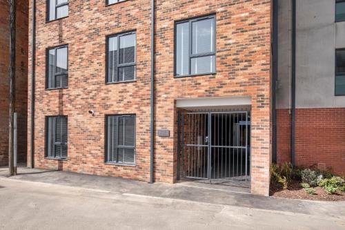 酒店外观, Elliot Oliver - Chic 2 Bedroom Town Centre Apartment in 切尔滕纳姆