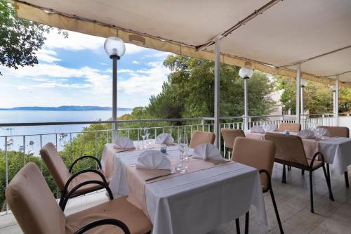 餐廳, Boarding House Lucija in 高斯特尼拉