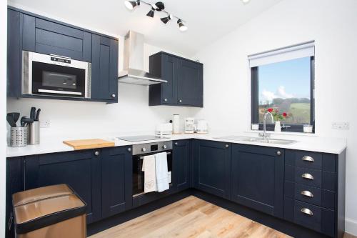 Shiphorns luxury cabin with a hot tub in Eddleston