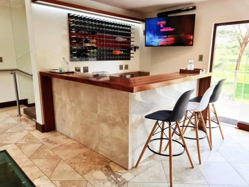 Spacious Golf & Wildlife Estate in Hartbeespoort 10 sleeper, Hartbeespoort (foto 8)