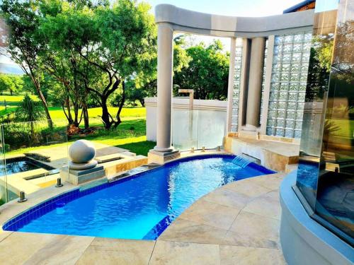 Spacious Golf & Wildlife Estate in Hartbeespoort 10 sleeper, Hartbeespoort (foto 4)