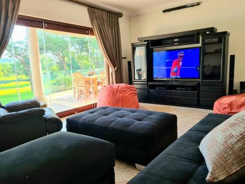 Spacious Golf & Wildlife Estate in Hartbeespoort 10 sleeper, Hartbeespoort (foto 6)