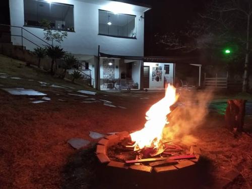 Casa com piscina fundo pra represa e AR Condicionado CasinhaBrancaDeVaranda