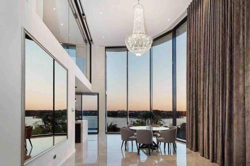 SYD Luxury cheerful water view holiday house