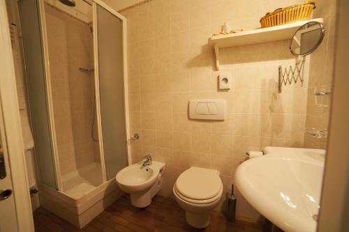 Bathroom, La Luma Hotel in Montecosaro