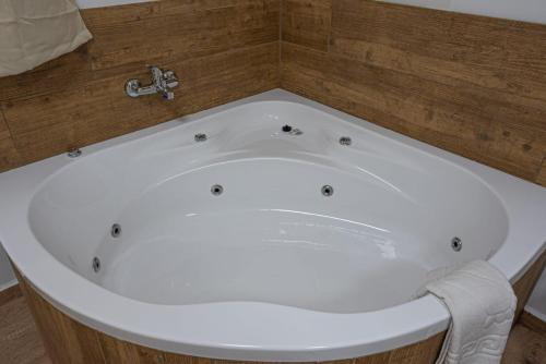 Banheira de hidromassagem, Step To Hermon Big appartment in Majdal Shams