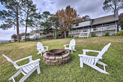 Gun Barrel City Home with Private Deck and Fire Pit in Gun Barrel City, USA