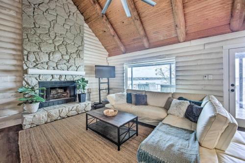 Gun Barrel City Home with Private Deck and Fire Pit in Gun Barrel City, USA