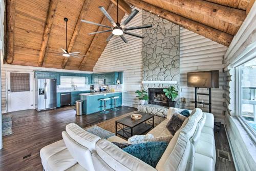 Gun Barrel City Home with Private Deck and Fire Pit in Gun Barrel City, USA