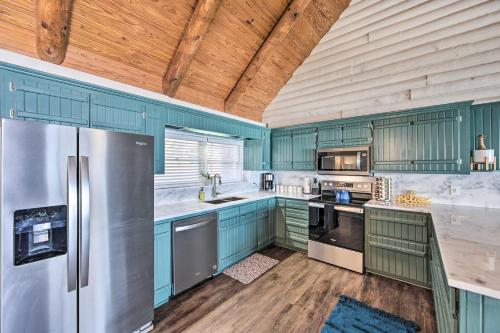Gun Barrel City Home with Private Deck and Fire Pit in Gun Barrel City, USA