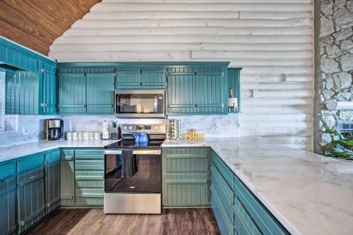 Gun Barrel City Home with Private Deck and Fire Pit in Gun Barrel City, USA