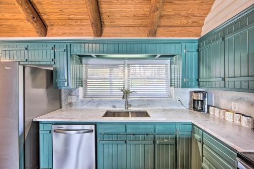 Gun Barrel City Home with Private Deck and Fire Pit in Gun Barrel City, USA