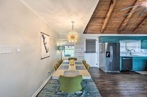 Gun Barrel City Home with Private Deck and Fire Pit in Gun Barrel City, USA
