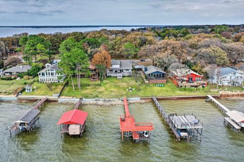 Gun Barrel City Home with Private Deck and Fire Pit in Gun Barrel City, USA