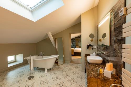 Maison Toscane in a remarkable village - heated pool, jacuzzi, billiard & ensuite luxury bedrooms