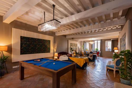 Maison Toscane in a remarkable village - heated pool, jacuzzi, billiard & ensuite luxury bedrooms