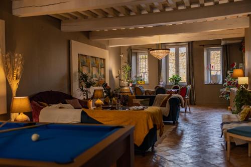 Maison Toscane in a remarkable village - heated pool, jacuzzi, billiard & ensuite luxury bedrooms