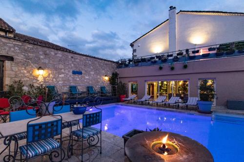 Maison Toscane in a remarkable village - heated pool, jacuzzi, billiard & ensuite luxury bedrooms