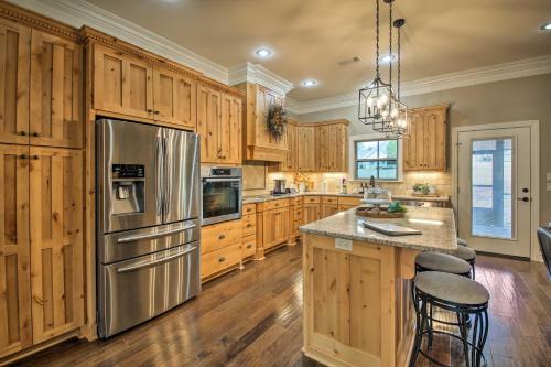 Spacious Golf Course Getaway in Hot Springs! in Hot Springs Village, USA