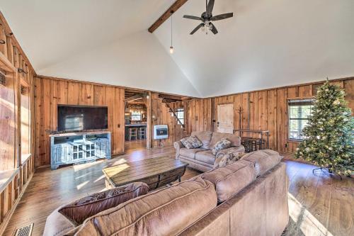 Wilburton Cabin with Fire Pit, Mountain Views!