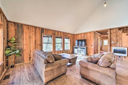 Wilburton Cabin with Fire Pit, Mountain Views!