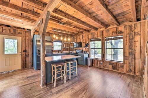 Wilburton Cabin with Fire Pit, Mountain Views!