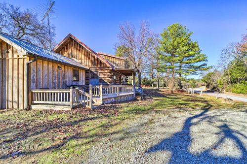 Wilburton Cabin with Fire Pit, Mountain Views!