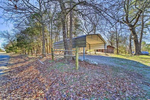 Wilburton Cabin with Fire Pit, Mountain Views!