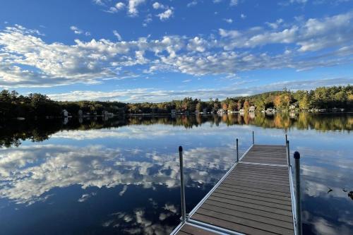 Waterfront Cottage and Ski Getaway! in Sunapee, USA