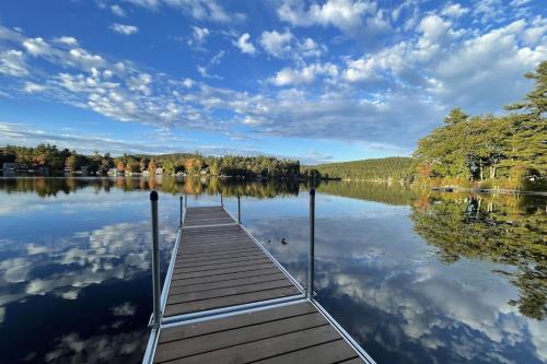 Waterfront Cottage and Ski Getaway! in Sunapee, USA