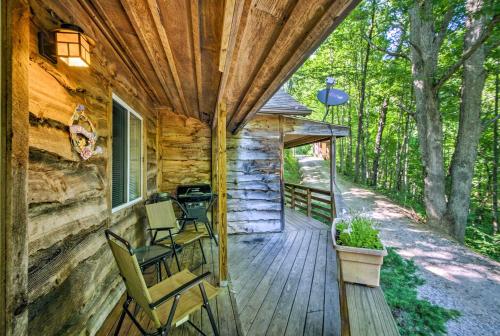 Cozy The Woodshop Cabin with Deck and Forest Views! near Cherokee Bear Zoo