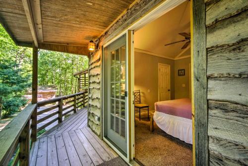 Cozy The Woodshop Cabin with Deck and Forest Views! near Cherokee Bear Zoo