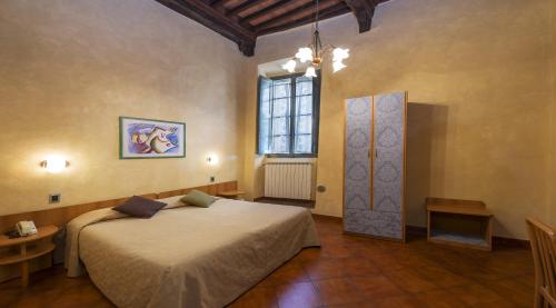Standard Double or Twin Room image 6