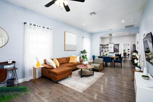 Modern 3 Bed, 2 Bath Home Minutes to Downtown & Alamodome in San Antonio, USA