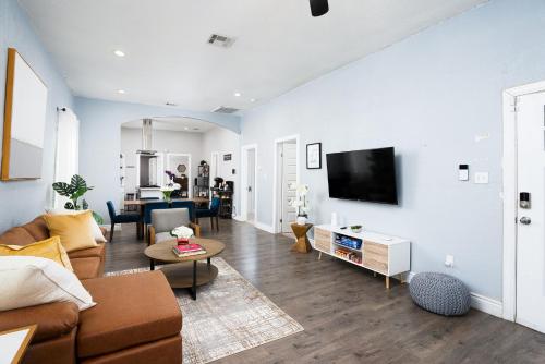 Modern 3 Bed, 2 Bath Home Minutes to Downtown & Alamodome in San Antonio, USA