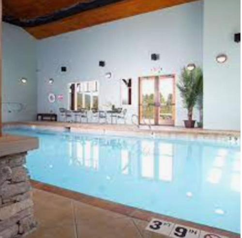 Monroe’s Chateau with Hot Tub in Angel Fire, USA
